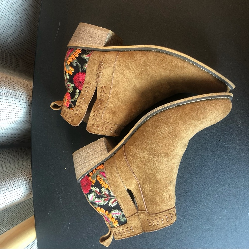 Floral Embroidered Booties - Picture 3 of 5